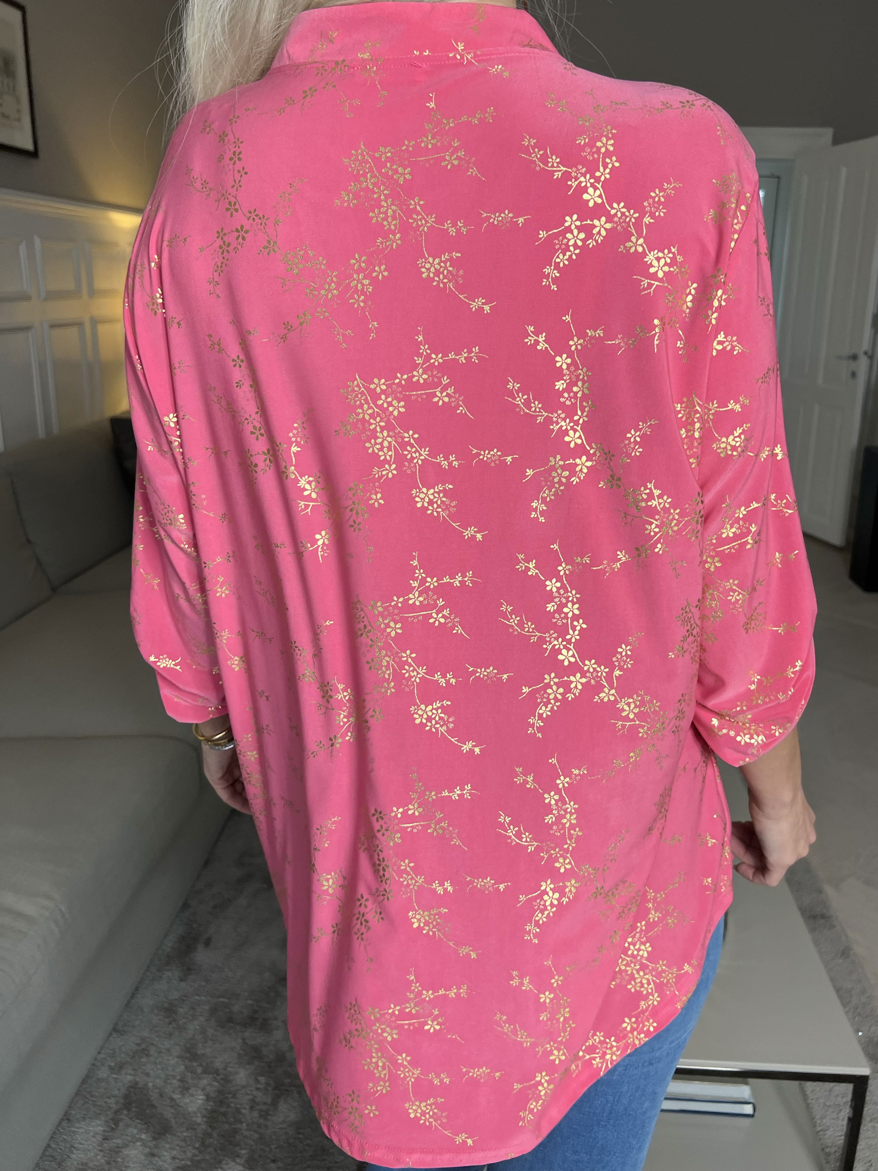 Ebba Gold - Sød bluse i elastisk stof med gulddetaljer